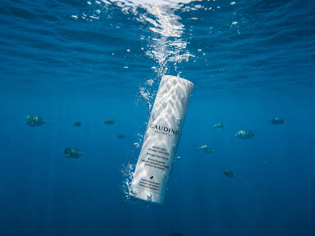 Flacone del siero biostimolante anti-età della Gaudino Aesthetic in ambiente marino